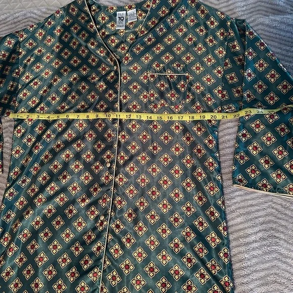 Vanity Fair Green and Red Patterned Top - Picture 5 of 8